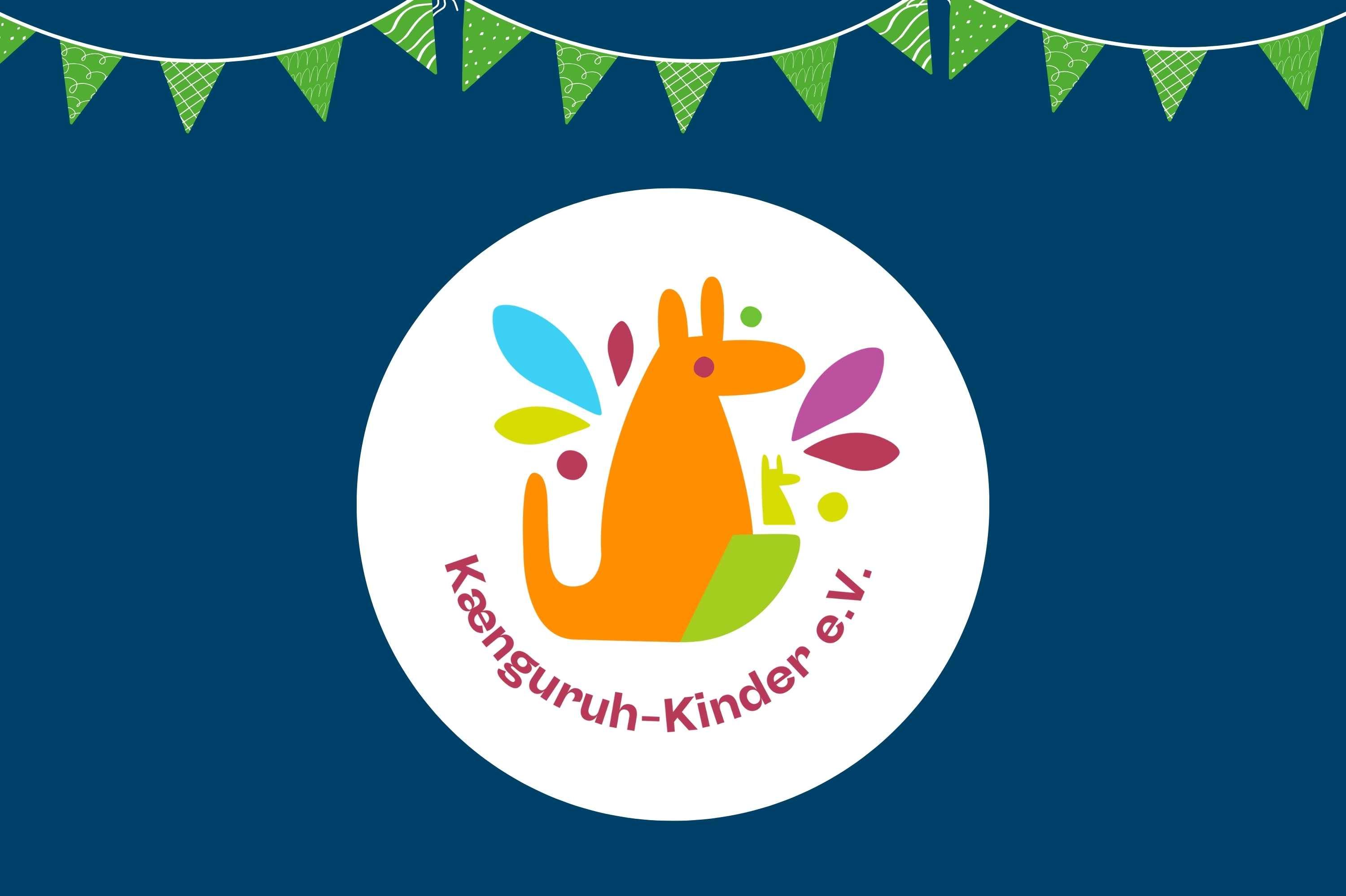 Veranstaltungshinweis: Logo des Fördervereins Känguruh Kinder e.V. mit Schriftzug auf weißem Untergrund, am oberen Bildrand grüne Wimpel