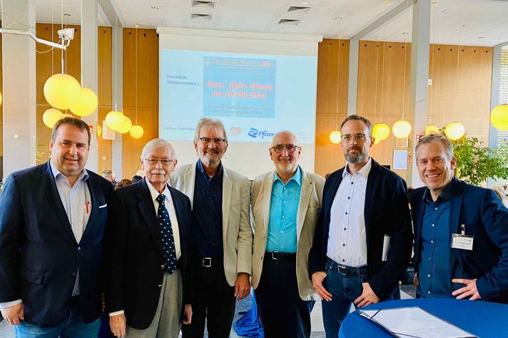 Ein Gruppenfoto vom Herz-Aktiv-Tag in Saarbrücken. Darauf zu sehen ist u.a. Gesundheitsminister Magnus Jung und Dr. Christian Braun, Geschäftsführer des Klinikums Saarbrücken