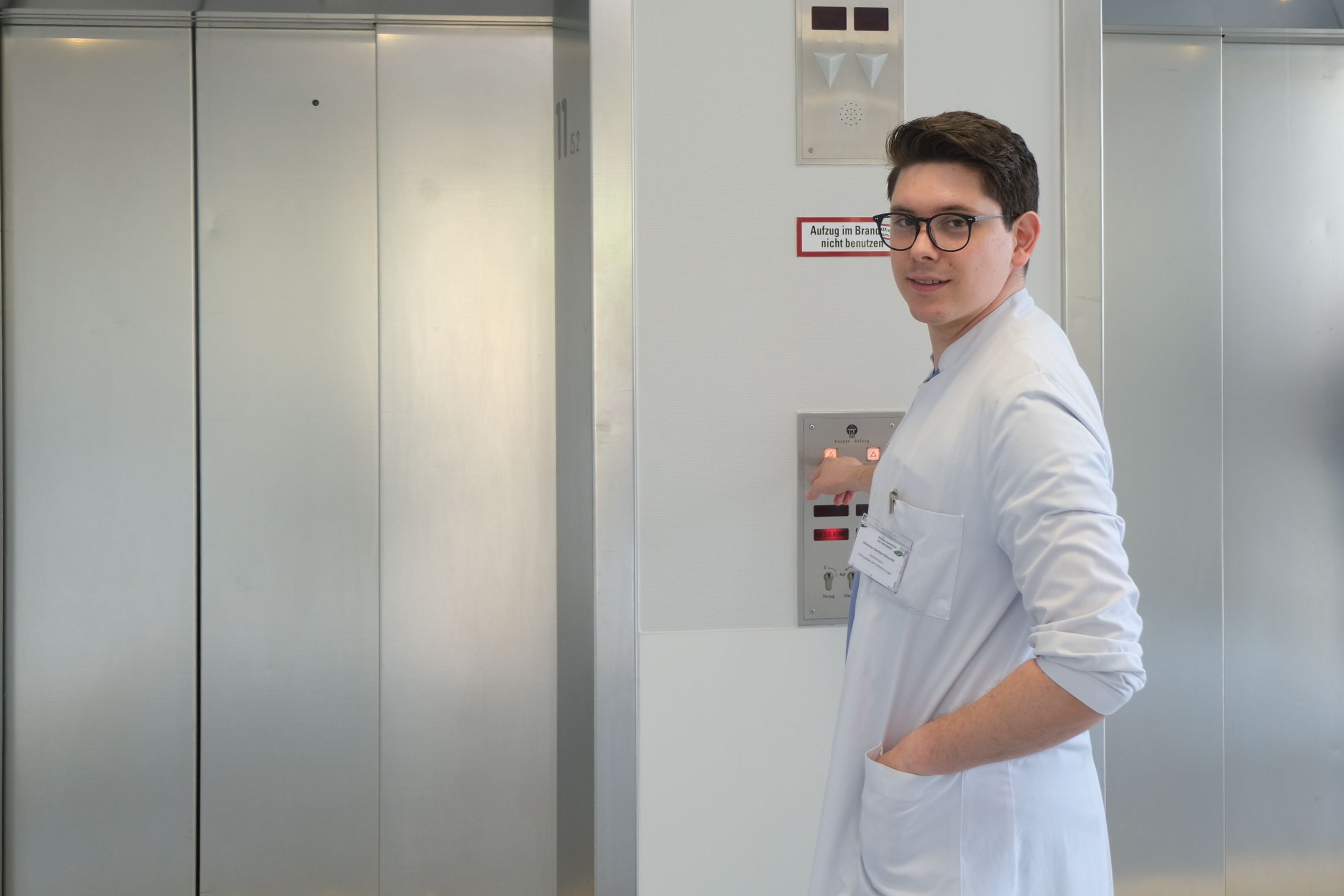 Internationale Fachkräfte im Klinikum Saarbrücken: Arzt wartet am Fahrstuhl