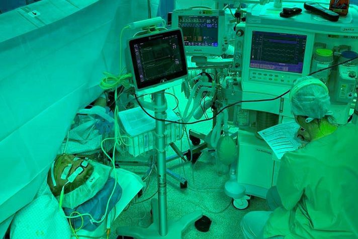 Narkose eines Patienten während eines Eingriffs im Zentral-OP, Anästhesist dokumentiert