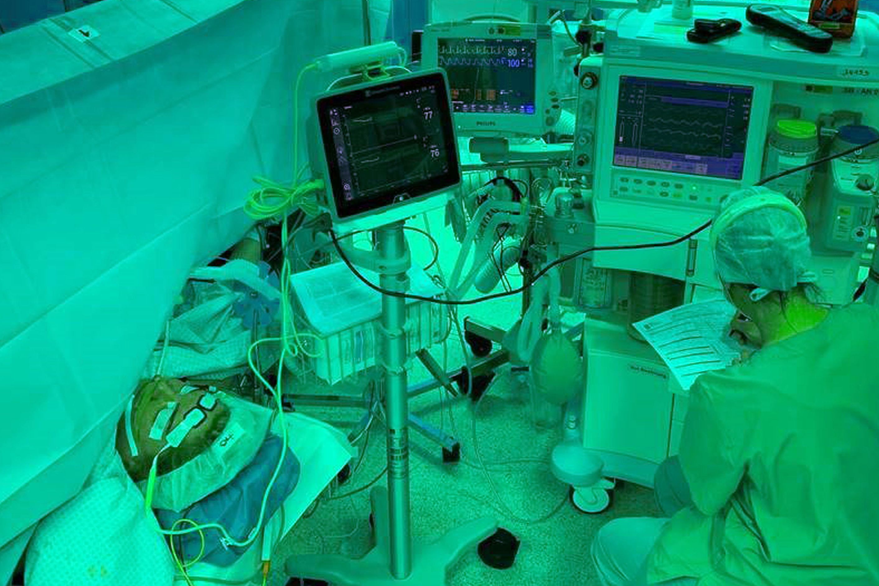 Narkose eines Patienten während eines Eingriffs im Zentral-OP, Anästhesist dokumentiert