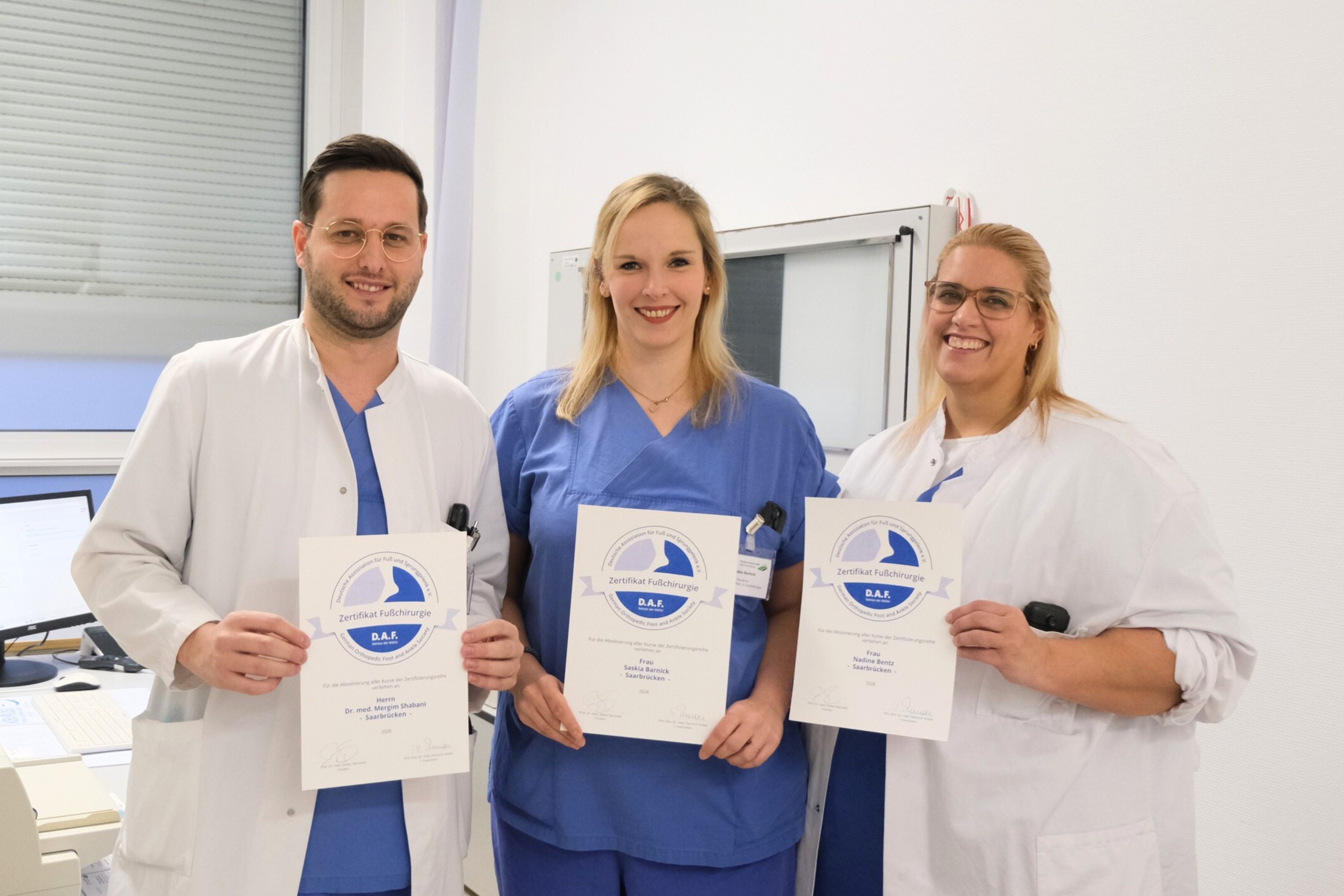 Dr. Mergim Shabani sowie die beiden Oberärztinnen Saskia Barnick und Nadine Bentz mit dem Zertifikat für Fußchirurgie der D.A. F .