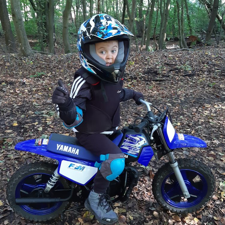 Ehemaliges Frühgeborenes im Klinikum Saarbrücken geboren: Junge auf einem Motor-Cross-Motorrad im Wald