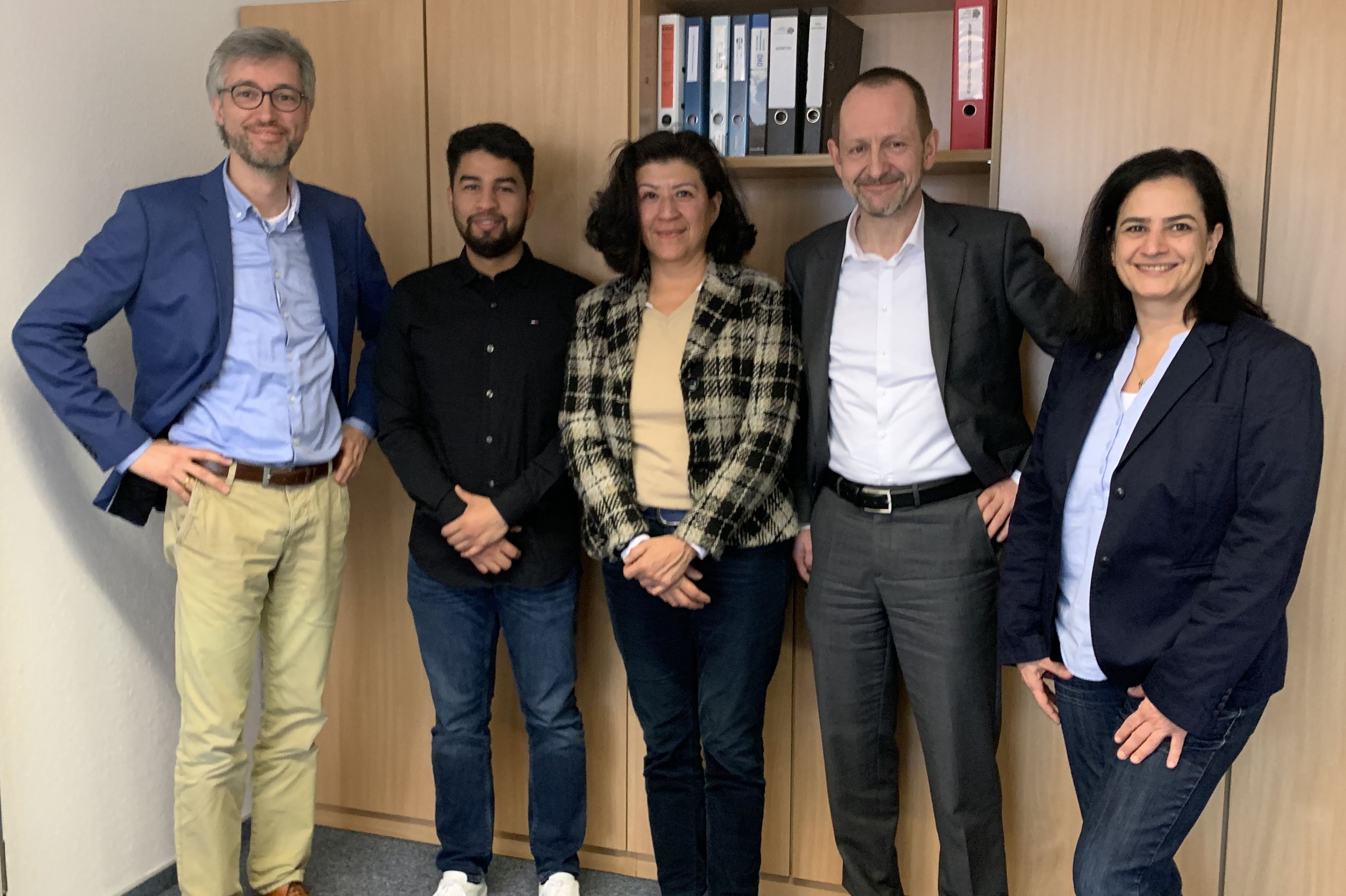 v.l. Thomas Hesse (Personaldirektor Klinikum Saarbrücken), Jaime Porras und Olivia Reyes Eickelmann (Deutsch-Mexikanische Gesellschaft),  Christian Müller (Personalleiter Uniklinik Homburg) und Ellen Awais (Leiterin Carl Duisberg Centrum Saarbrücken).