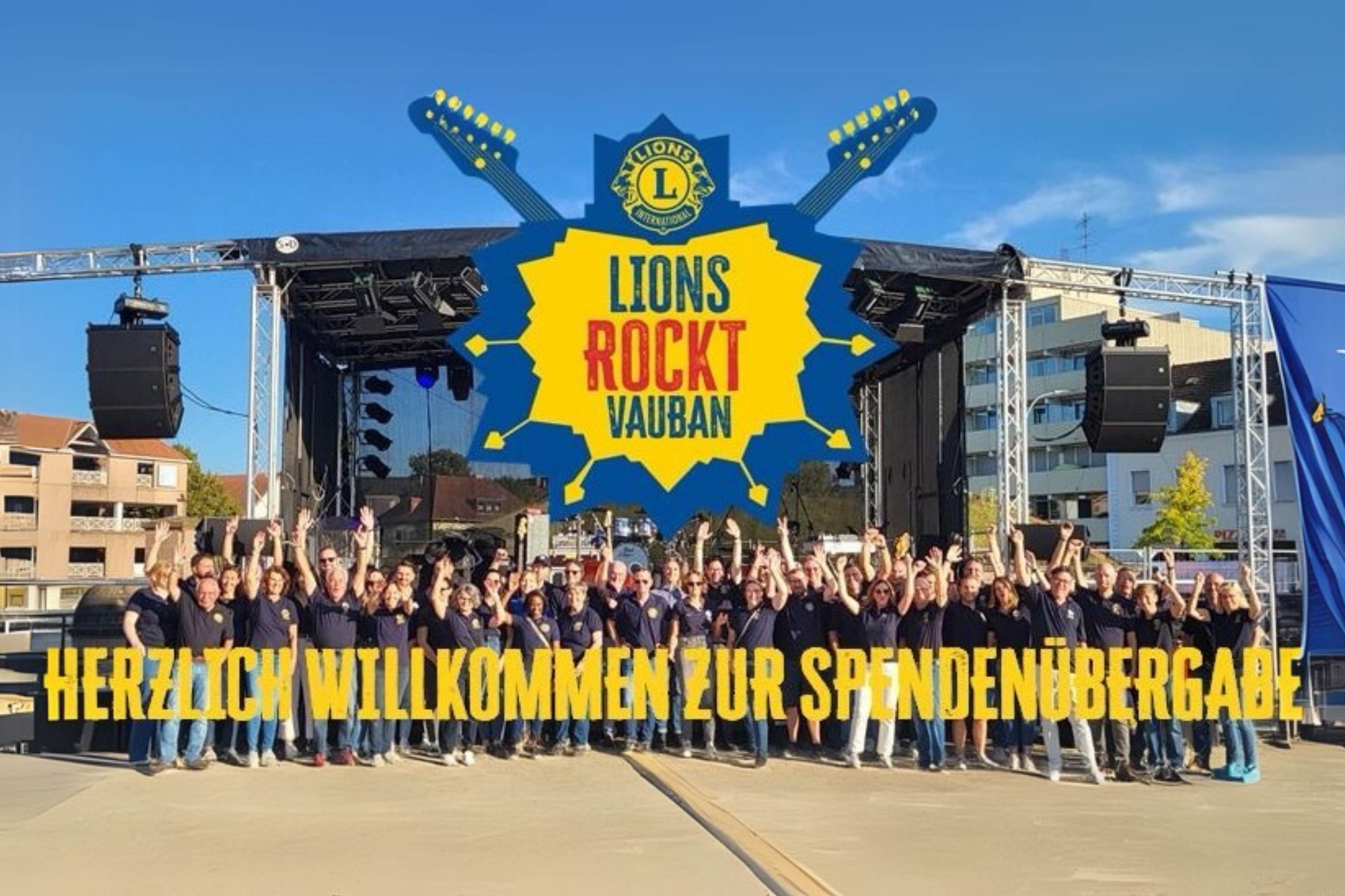 Gruppenbild mit Text: Herzlich Willkommen zur Spendenübergabe, Lions rockt Vauban.