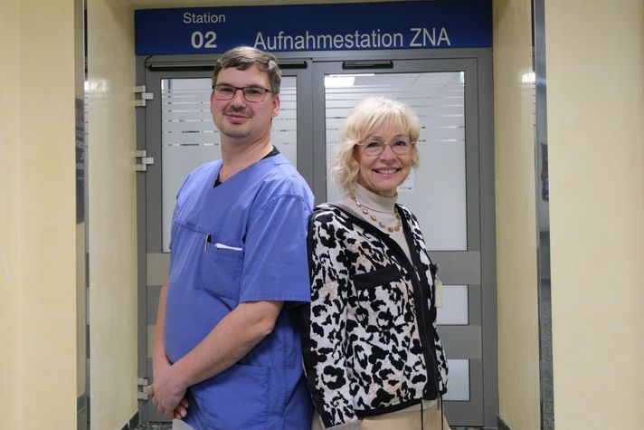 Die stellvertretende Pflegedirektorin Myriam Weis und Bereichsleiter Stefan Breitbach vor der Aufnahmestation 02 auf dem Winterberg.