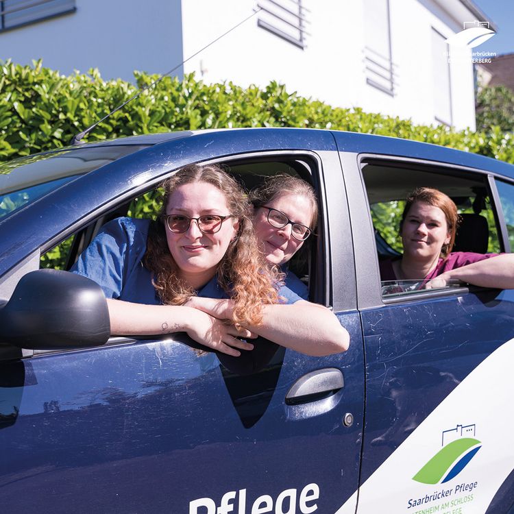 Team der Mobilen Pflege im Auto