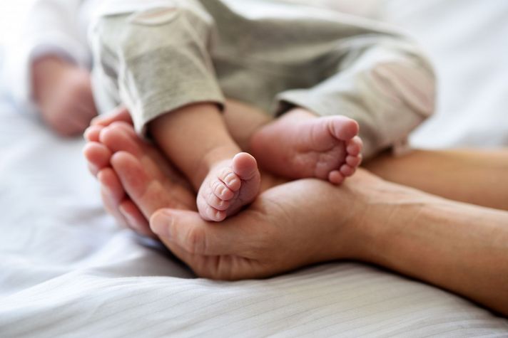 Symbolbild: Babyfüße in der Hand im Klinikum Saarbrücken 