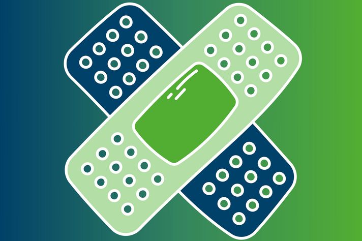 Das Bild zeigt zwei Pflaster, die über Kreuz liegen und sollen eine Wundversorgung symbolisieren.