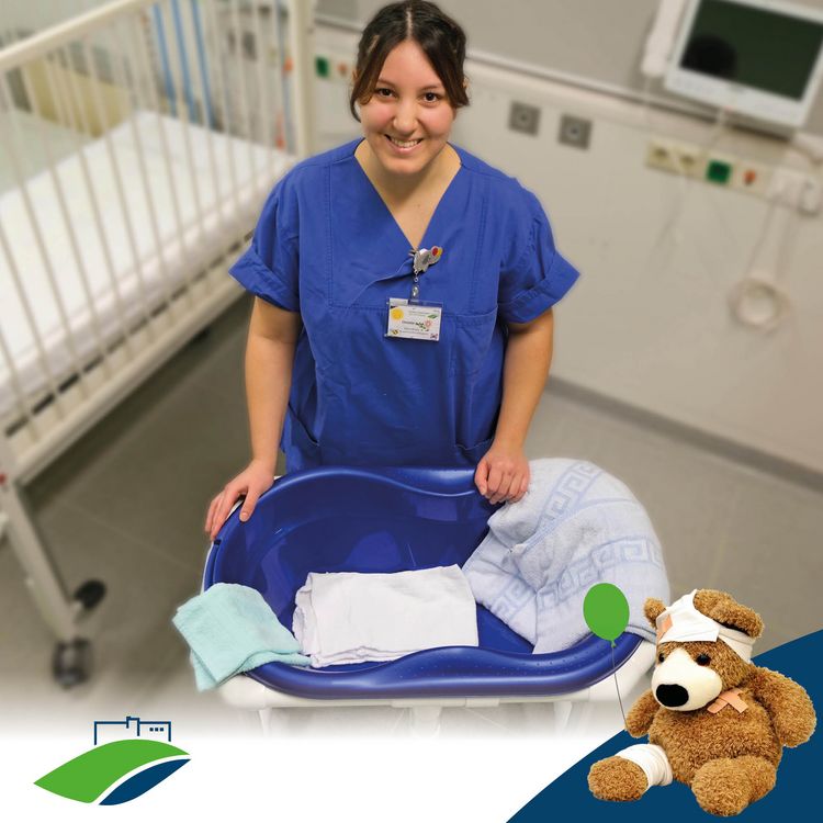 Serie #TeamKiKli: C2 – Pflege, die berührt; Kinderkrankenpflegerin Christin Schäfer an der Babybadewanne