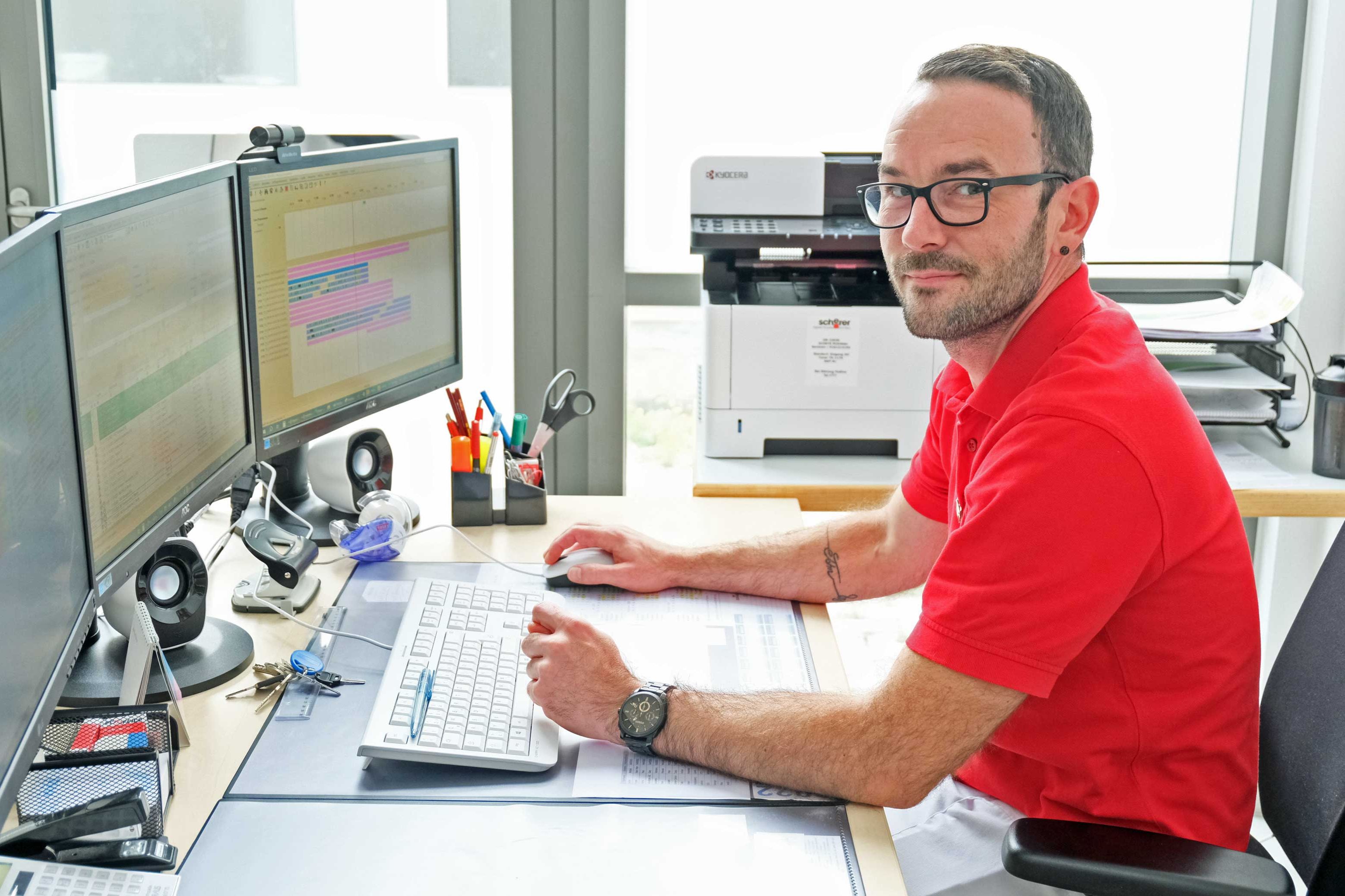 Der Patiententransportdienst auf dem Winterberg arbeitet nun digital. Arbeitsaufträge werden aufs Handy gesendet, so dass der Status eines Auftrags jederzeit online einsehbar ist. Teamleiter Kevin Pelzer behält alles im Blick.