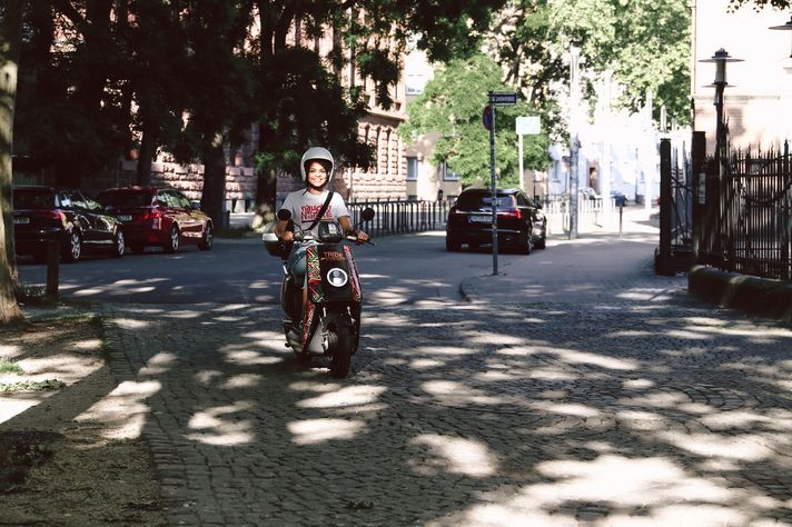 Frau auf E-Moped (Foto: TRIBe Sharing)