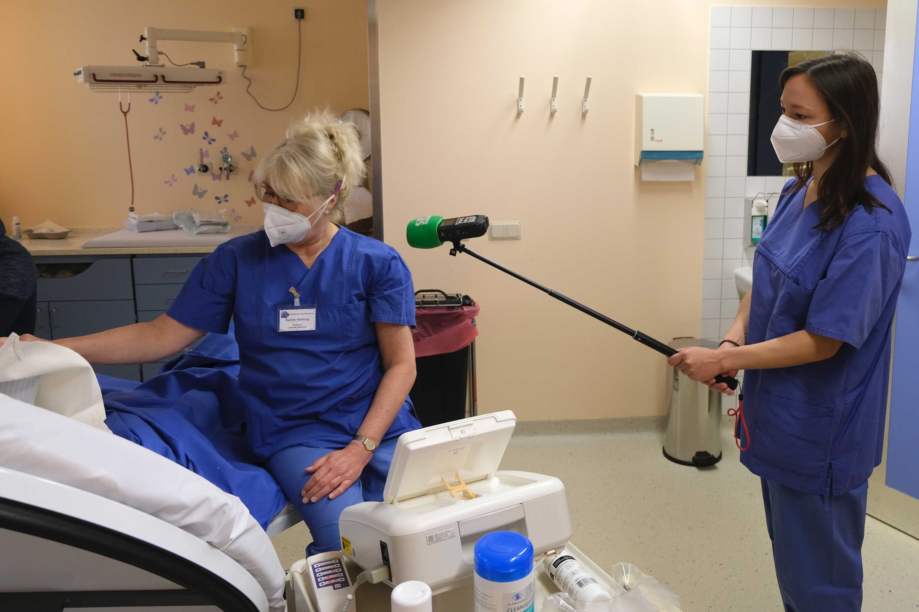 Radio-Redakteurin begleitet Hebamme im Klinikum Saarbrücken
