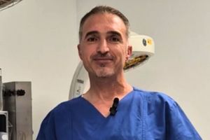 Ein Mitarbeiter auf der Kinderintensivstation erklärt auf Arabisch, was ein Perinatalzentrum Level 1 ist.