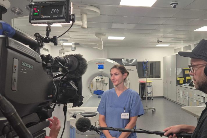 Oberärztin Céline Mildau im SR-Interview im Schockraum des Klinikums Saarbrücken