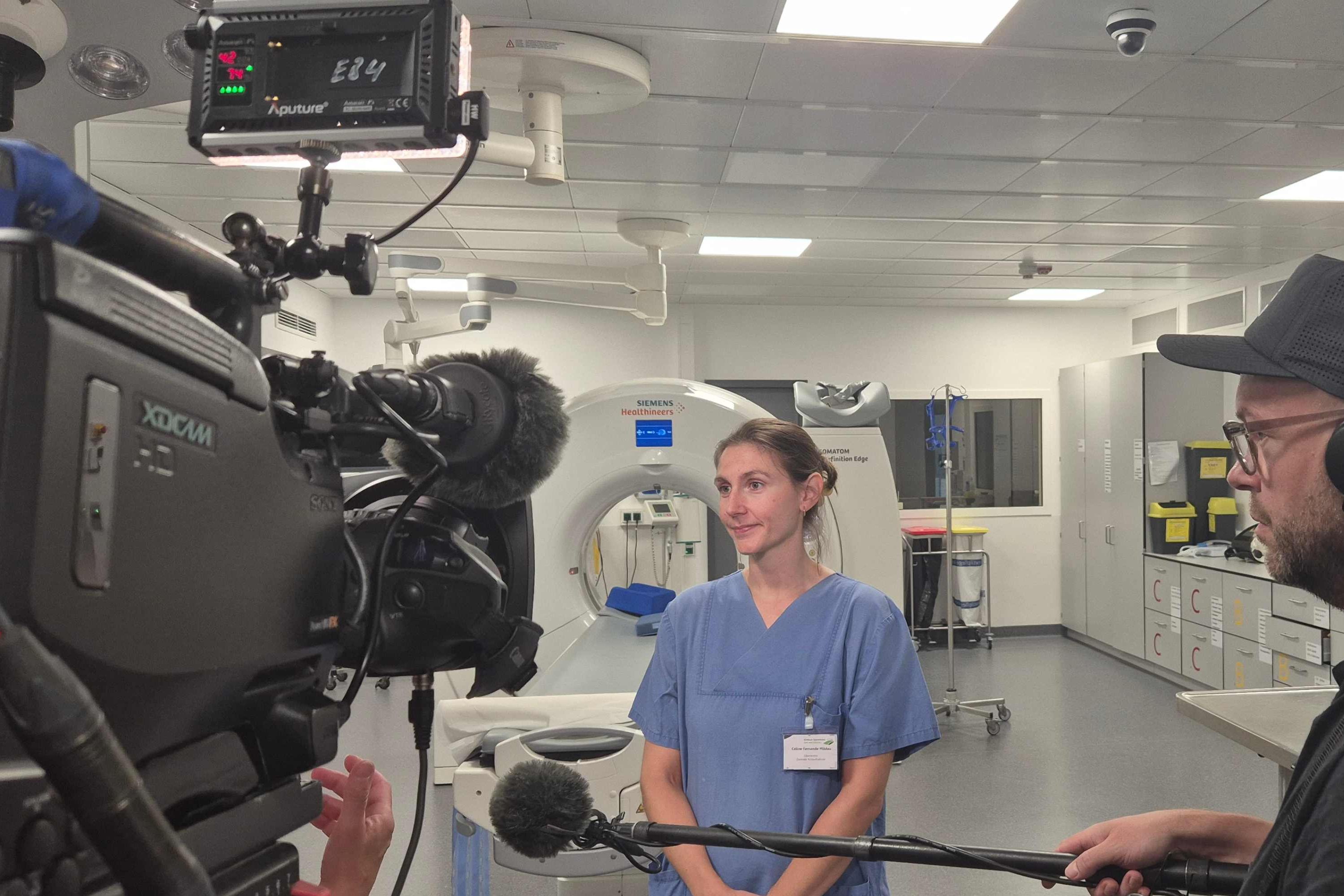 Oberärztin Céline Mildau im SR-Interview im Schockraum des Klinikums Saarbrücken
