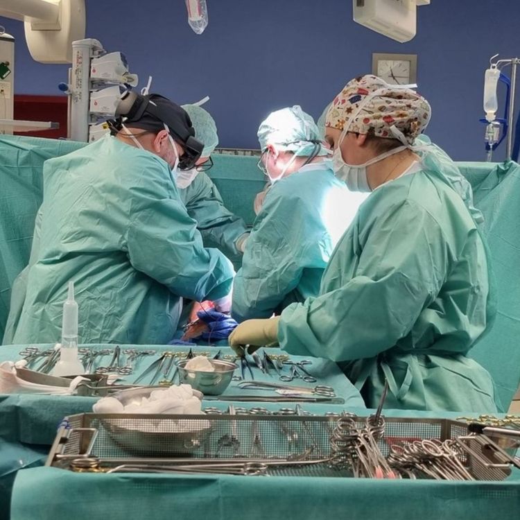 OP-Team mit Chefarzt Dr. Dr. habil. Gregor A. Stavrou im Operationssaal im Klinikum Saarbrücken