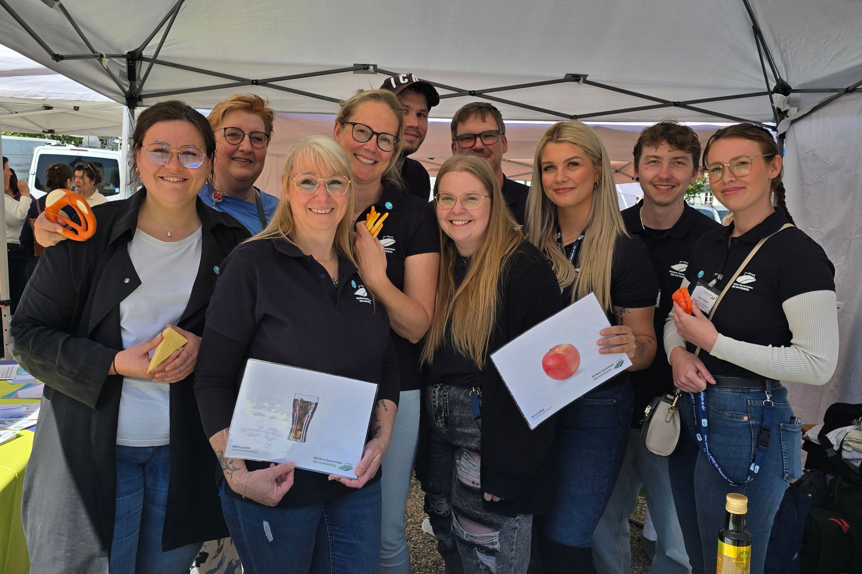 Eine Gruppe steht zusammen und posiert für ein Foto. 