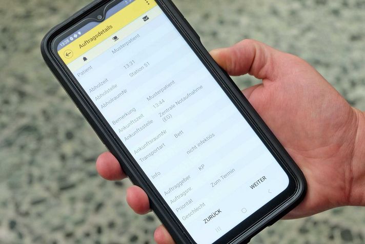 Der Patiententransportdienst auf dem Winterberg arbeitet nun digital. Arbeitsaufträge werden aufs Handy gesendet, so dass der Status eines Auftrags jederzeit online einsehbar ist.