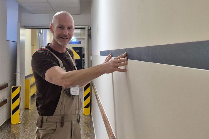Mehr Orientierung durch neues Farbleitsystem im Klinikum Saarbrücken: Schreiner Andreas Meinerzag bringt im Untergeschoss die blaue Linie an, die Patienten zum MRT führt