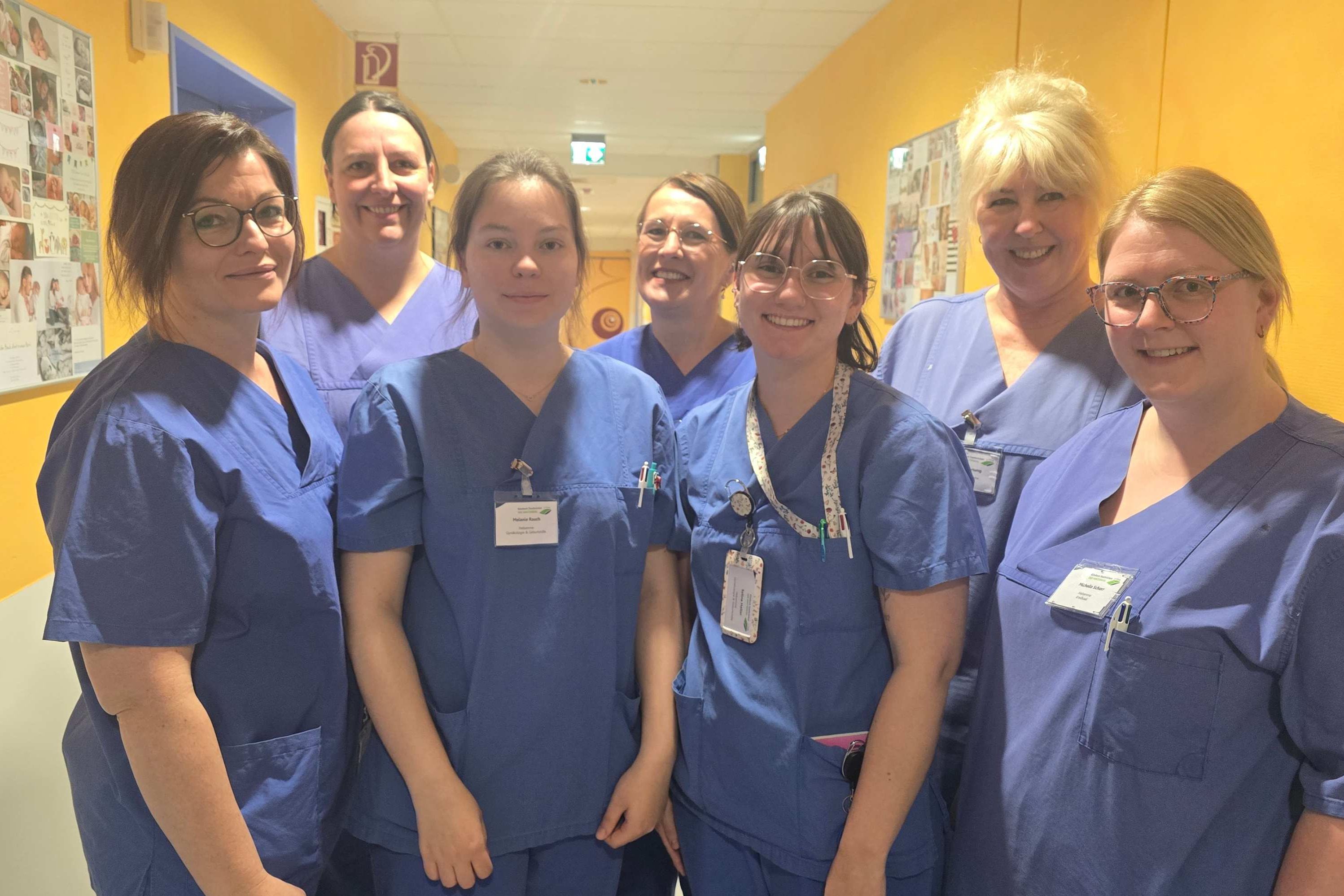 Ein Teil des Hebammenteams vom Winterberg schaut in die Kamera.