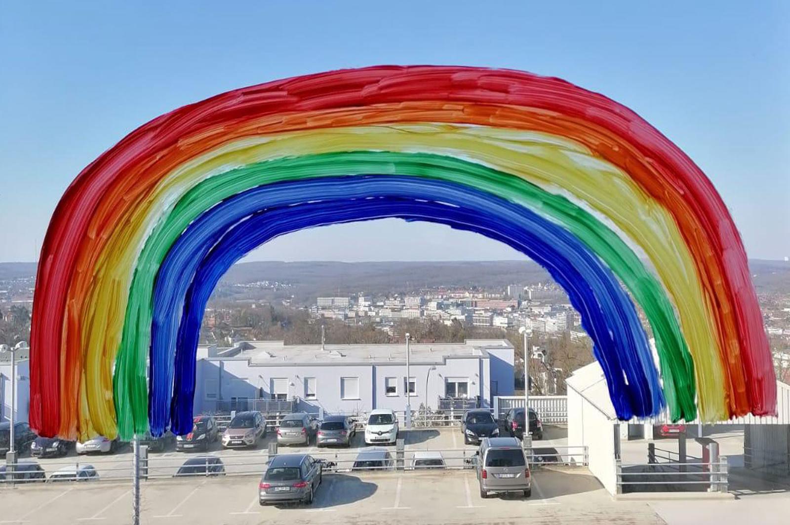 Regenbogenbild - im Hintergrund: Klinikum Saarbrücken