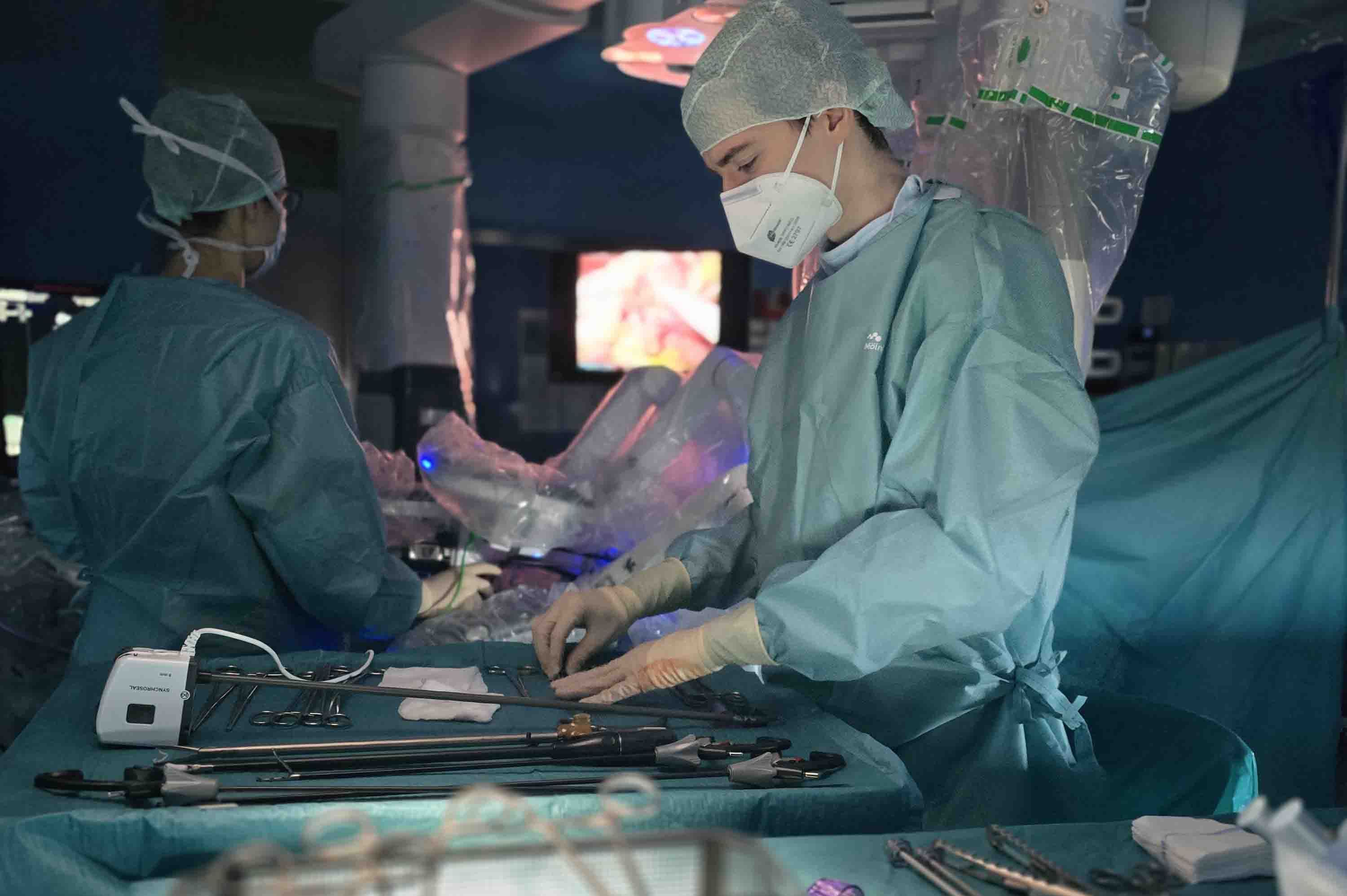 Operationstisch während einer Robotik-OP.