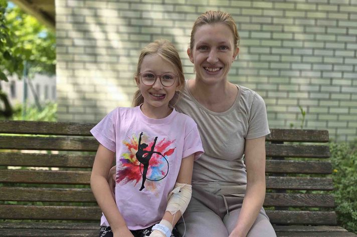 Das Foto zeigt Leonie einen Tag nach der OP mit noch geschwollener Lippe und ihre Mutter Clarissa.