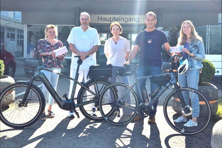 Gruppenfoto: Preisübergabe vor dem Klinikum Saarbrücken an die besten Radfahrer beim Stadtradeln 2025.