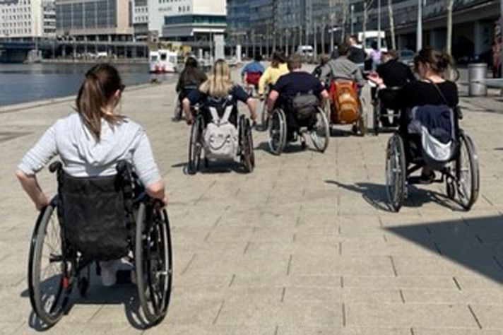 Auszubildende der Schule für Gesundheitsfachberufe des Klinikums Saarbrücken fahren im Selbstversuch im Rollstuhl an der Saar. 