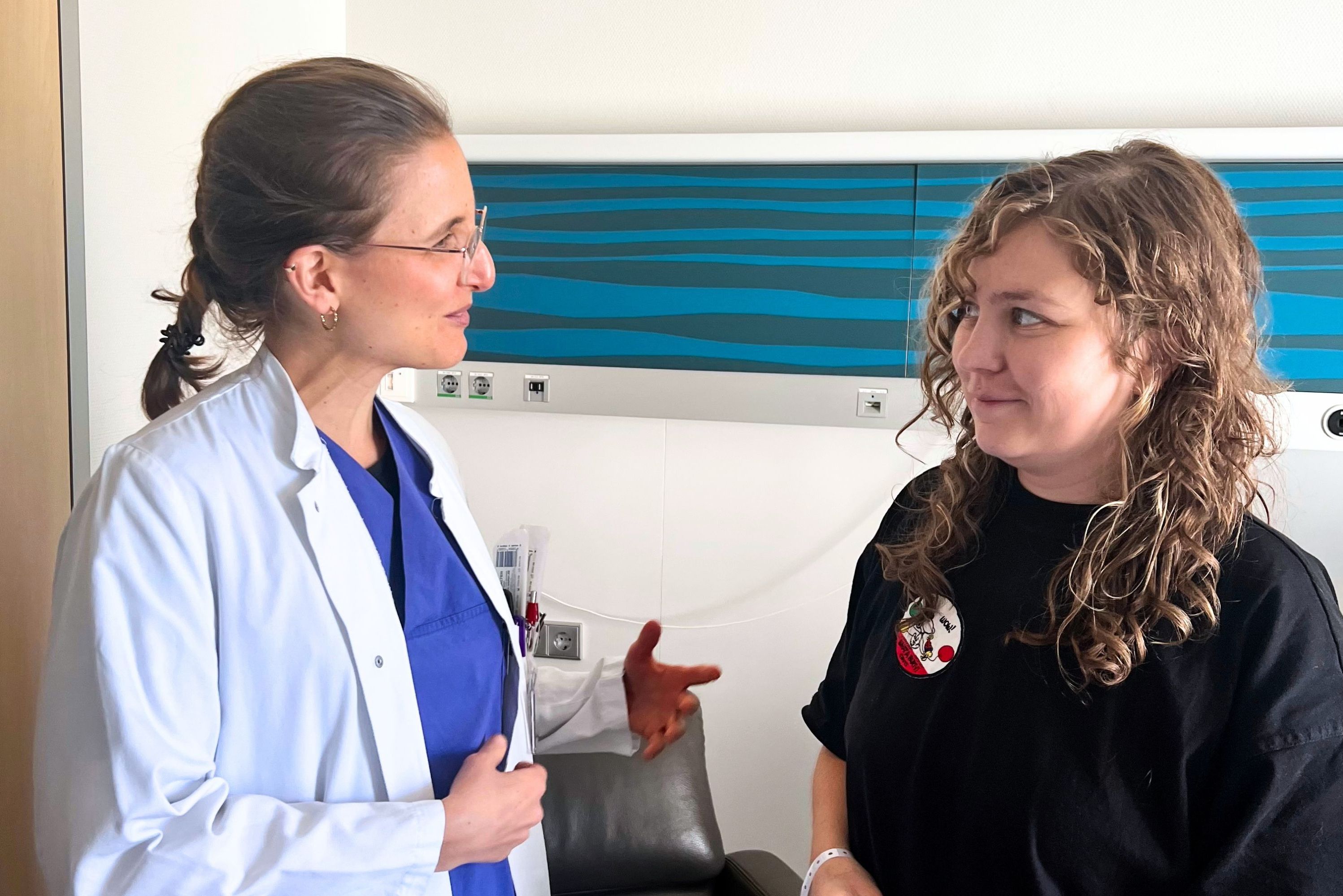 Patientin Katrin Beyer (rechts) gemeinsam mit Oberärztin Dr. Anouck Becker-Dorison.