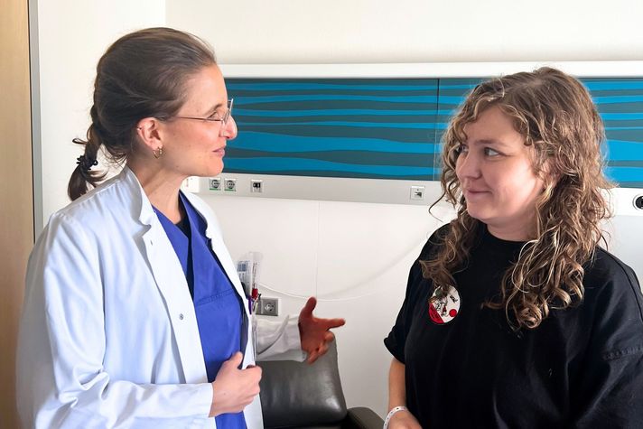 Patientin Katrin Beyer (rechts) gemeinsam mit Oberärztin Dr. Anouck Becker-Dorison.