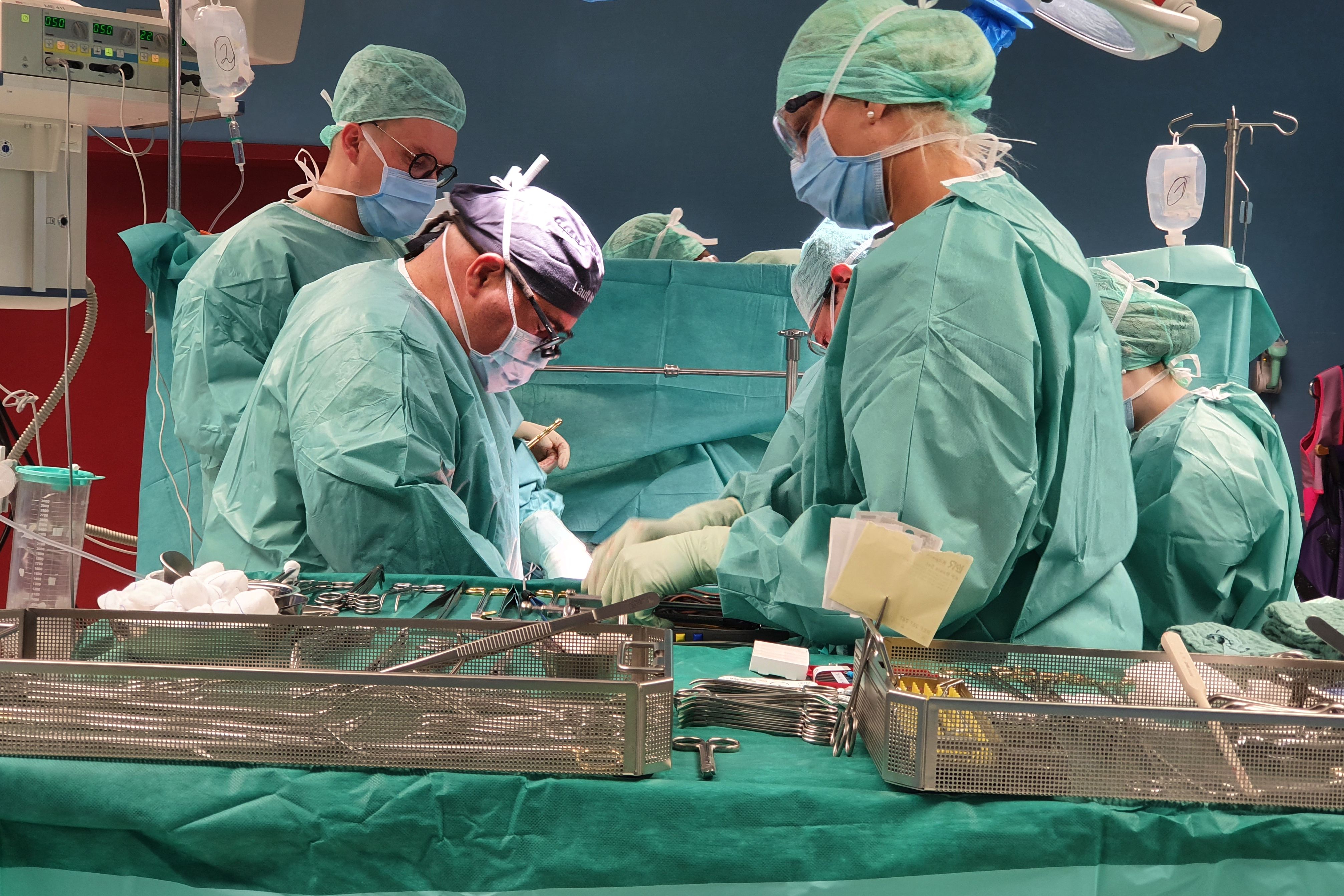 Dr. Dr. Stavrou im OP.