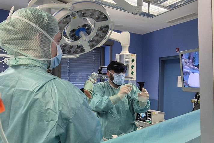 Blick in einen OP-Saal im Klinikum Saarbrücken, dort trägt Operateur Dr. Gregor Stravrou eine spezielle Brille, die mittels KI ein Modell des relevanten Organs sowie der Gefäße projiziert