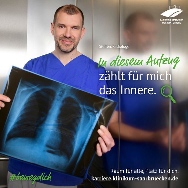 Steffen steht im Aufzug und hält ein Röntgenbild seiner Lunge vor sich. Neben ihm steht der Text: In diesem Aufzug zählt für mich das Innere