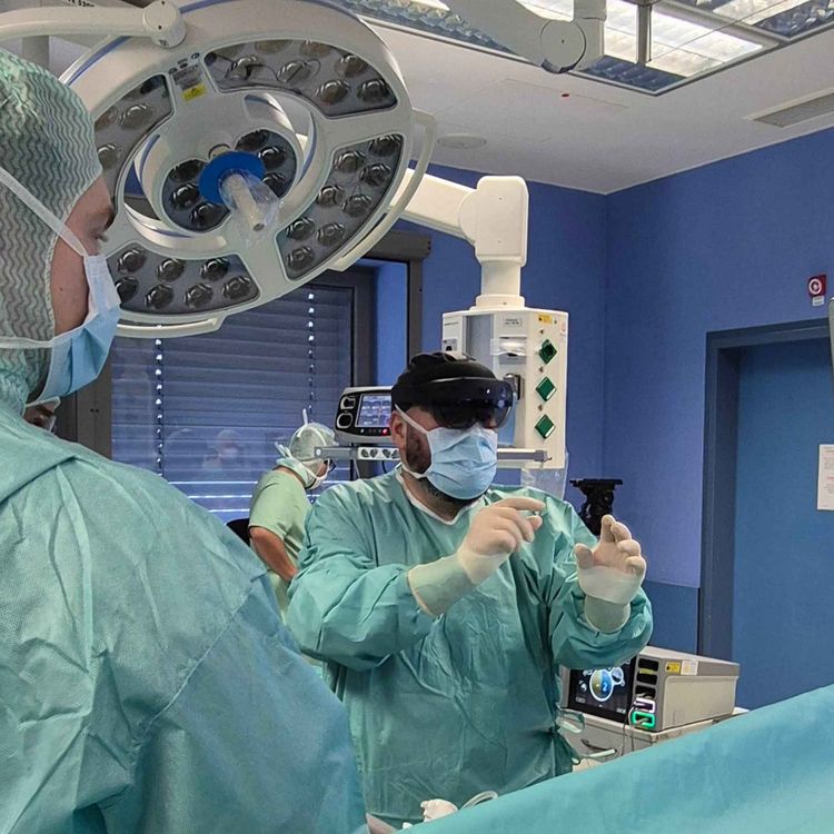 Dr. Gregor A. Stavrou mit der KI-Brille im Operationssaal im Klinikum Saarbruecken
