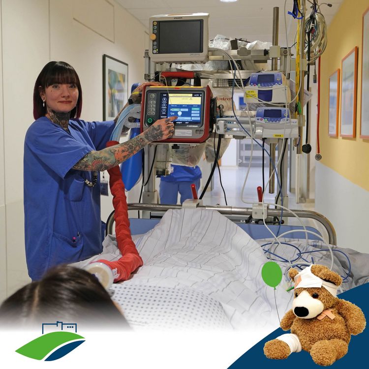 Serie #TeamKiKli: KIS – Pflege, die stark macht; Kinderkrankenpflegerin Jana Meguin bei einer Patientenfahrt in den OP