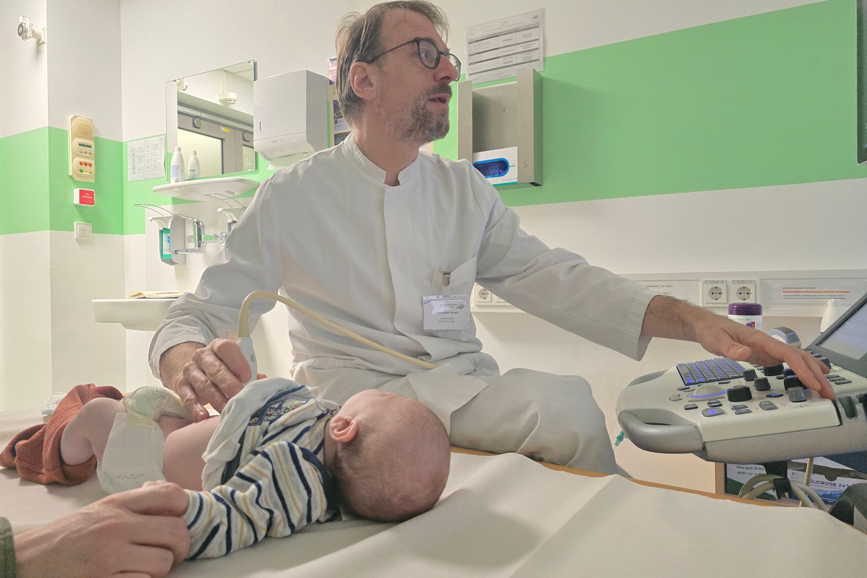 Eine Ultraschalluntersuchung bei einem Säugling.