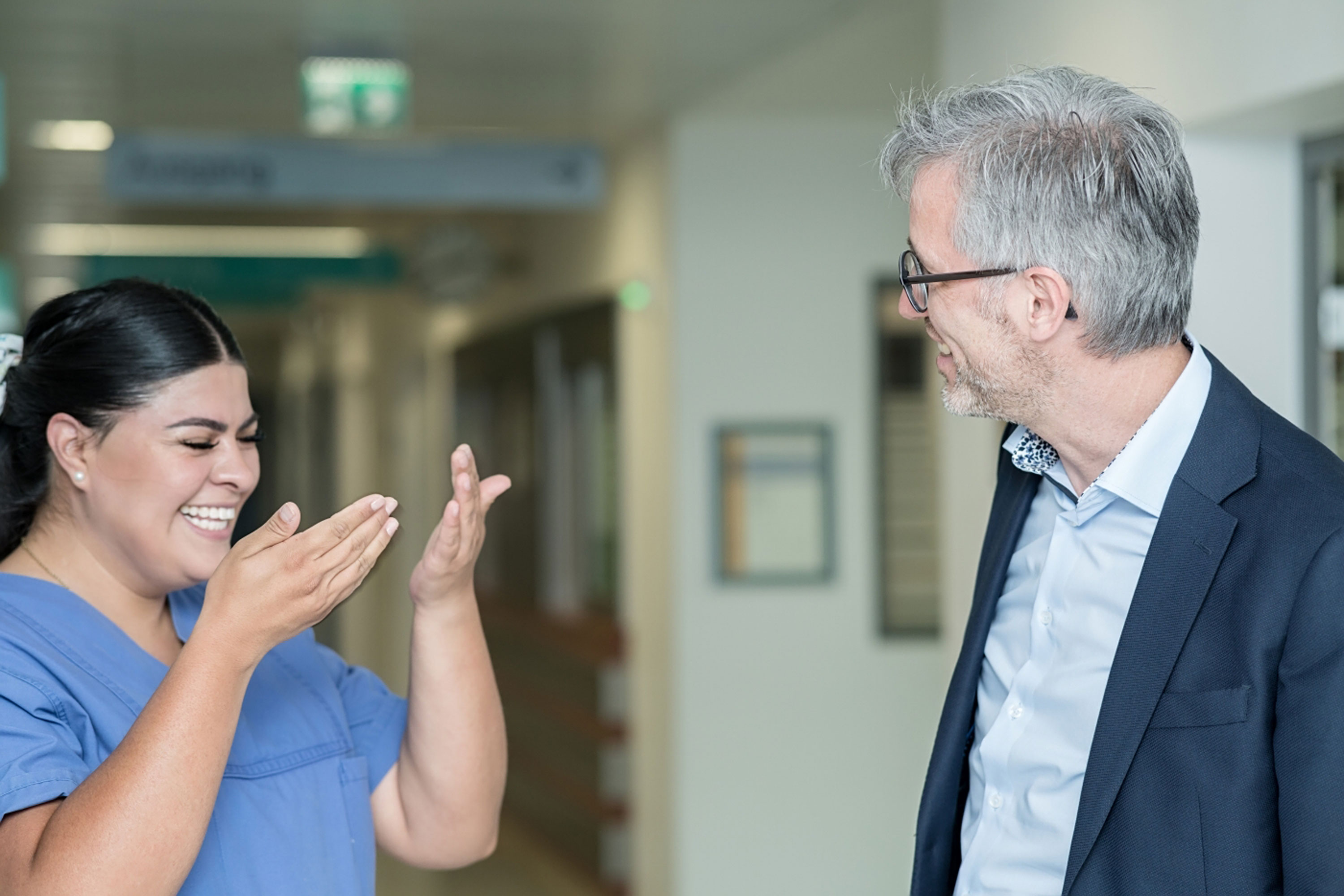 Eine mexikanische Pflegekraft, Brenda Sepúlveda, spricht mit Personaldirektor Thomas Hesse.