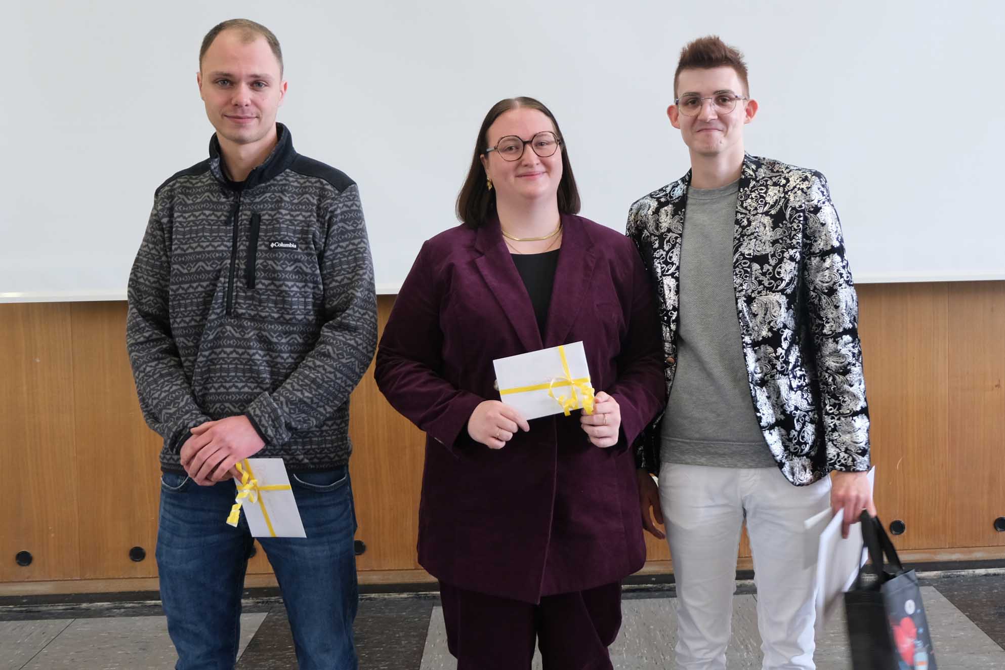 Zeugnisübergabe des Kurses GP/GKKP April 2022-2025 - Bestenehrung, v.l. Richard Herrmann, Sophie Leonie Jünger und Jannis Mischke