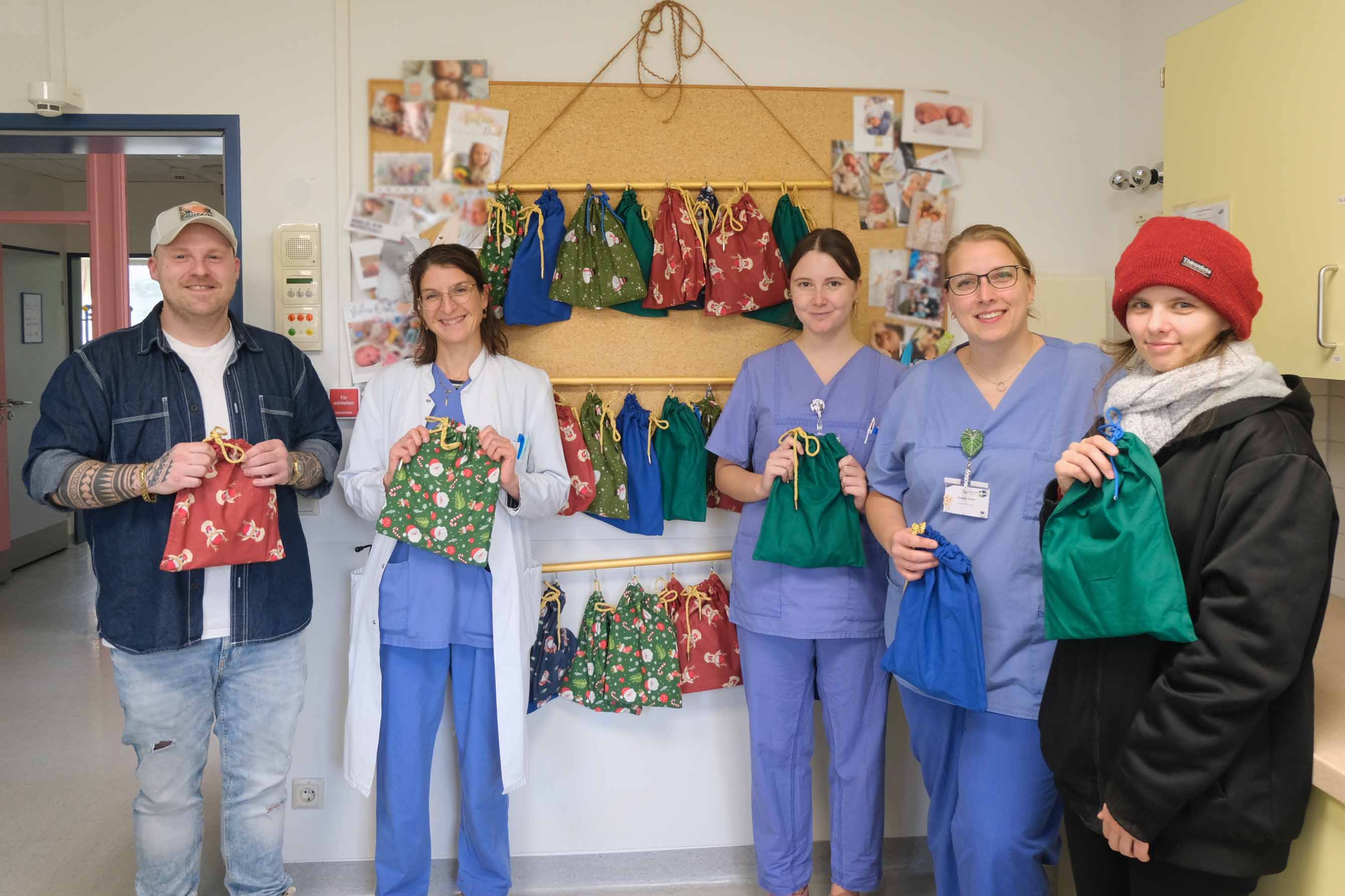 Nadeshda Donhauser (rechts) und Julien Hellmann (links) spendeten vier handgefertigte Adventskalender. Gemeinsam mit Chefärztin Dr. Marie-Claire Detemple, Gesundheits- und Kinderkrankenpflegerin Alina Dräger und C2-Stationsleiterin Angela Fecht (von links) bauten sie einen davon auf Station C2 auf.