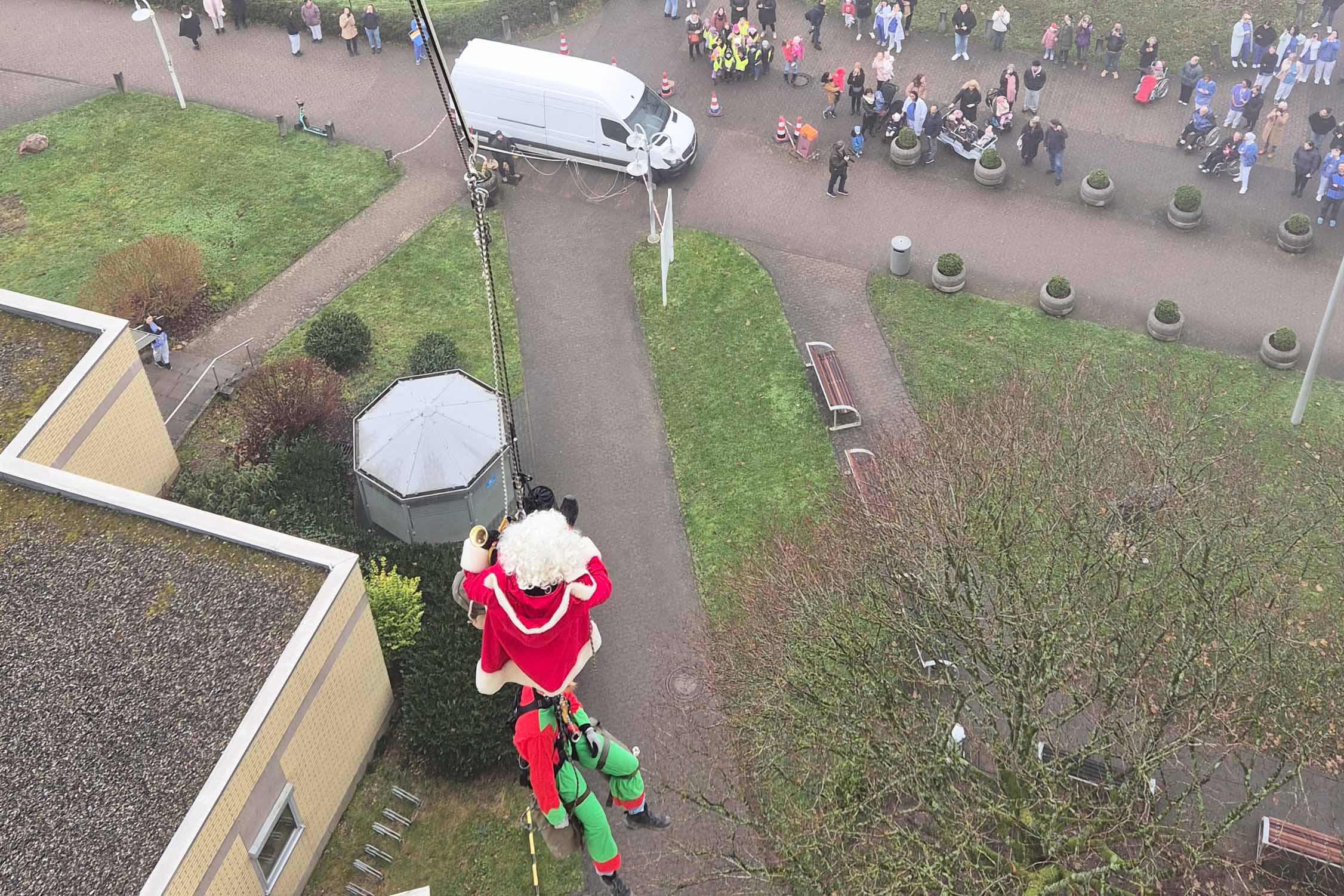 Perspektive von oben: Der Weihnachtsmann seilt sich 9 Stockwerke hinunter ab.