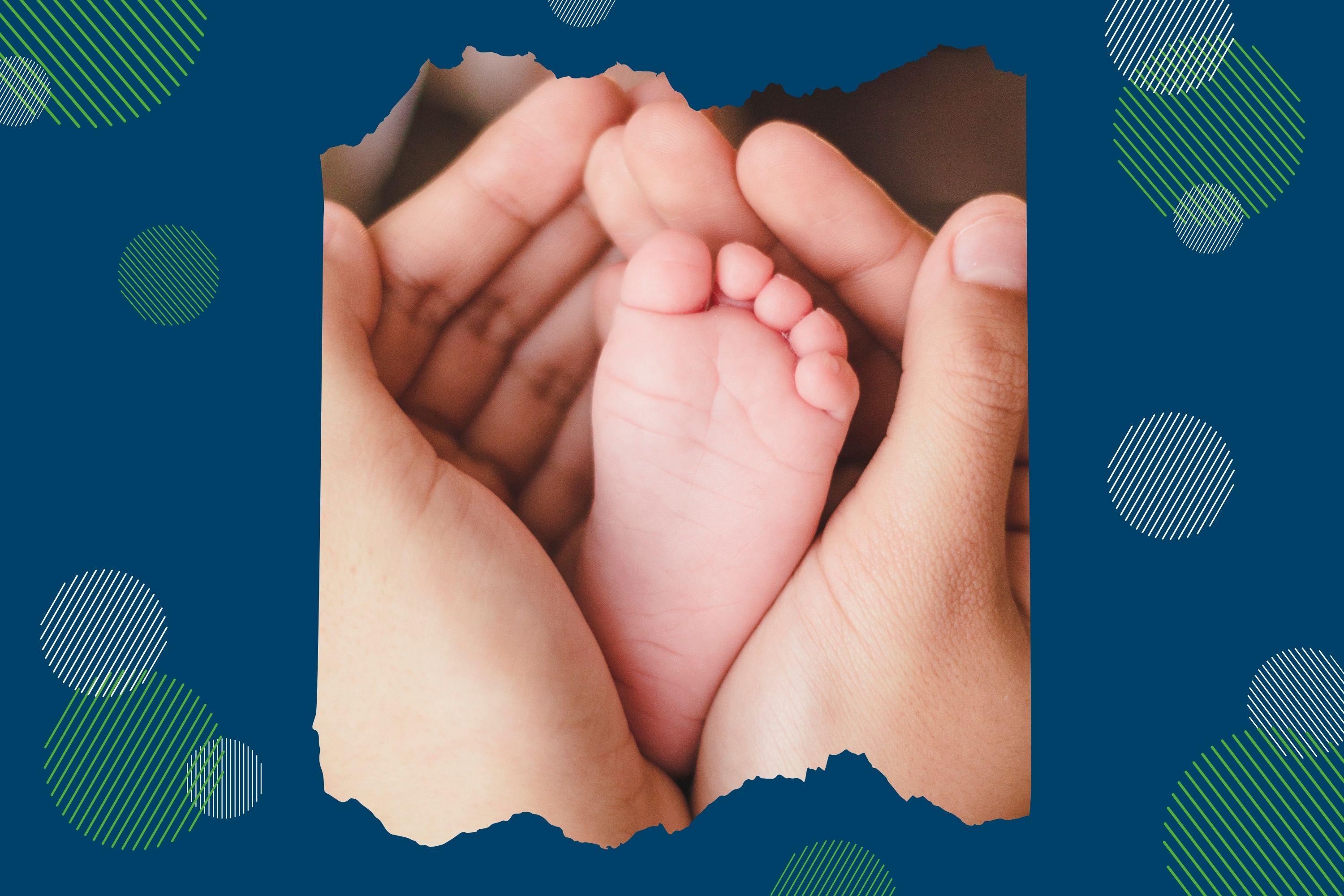 Foto von einem Babyfuß in der Hand eines Erwachsenen mit dunkelblauem Hintergrund und grünen Kreisen. 