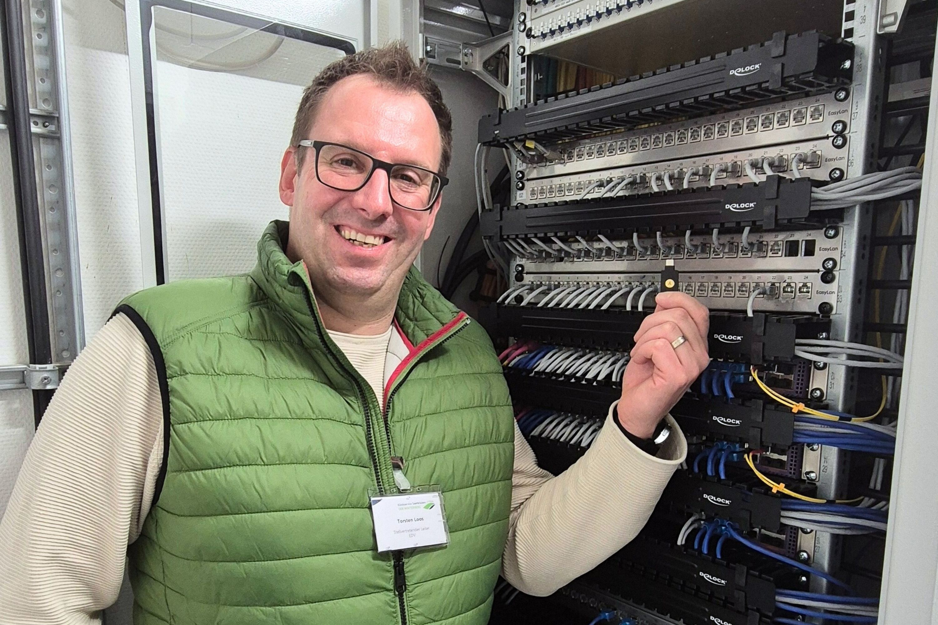 Thorsten Loos im einem Verteilerraum des Klinikums Saarbrücken mit Passkey.