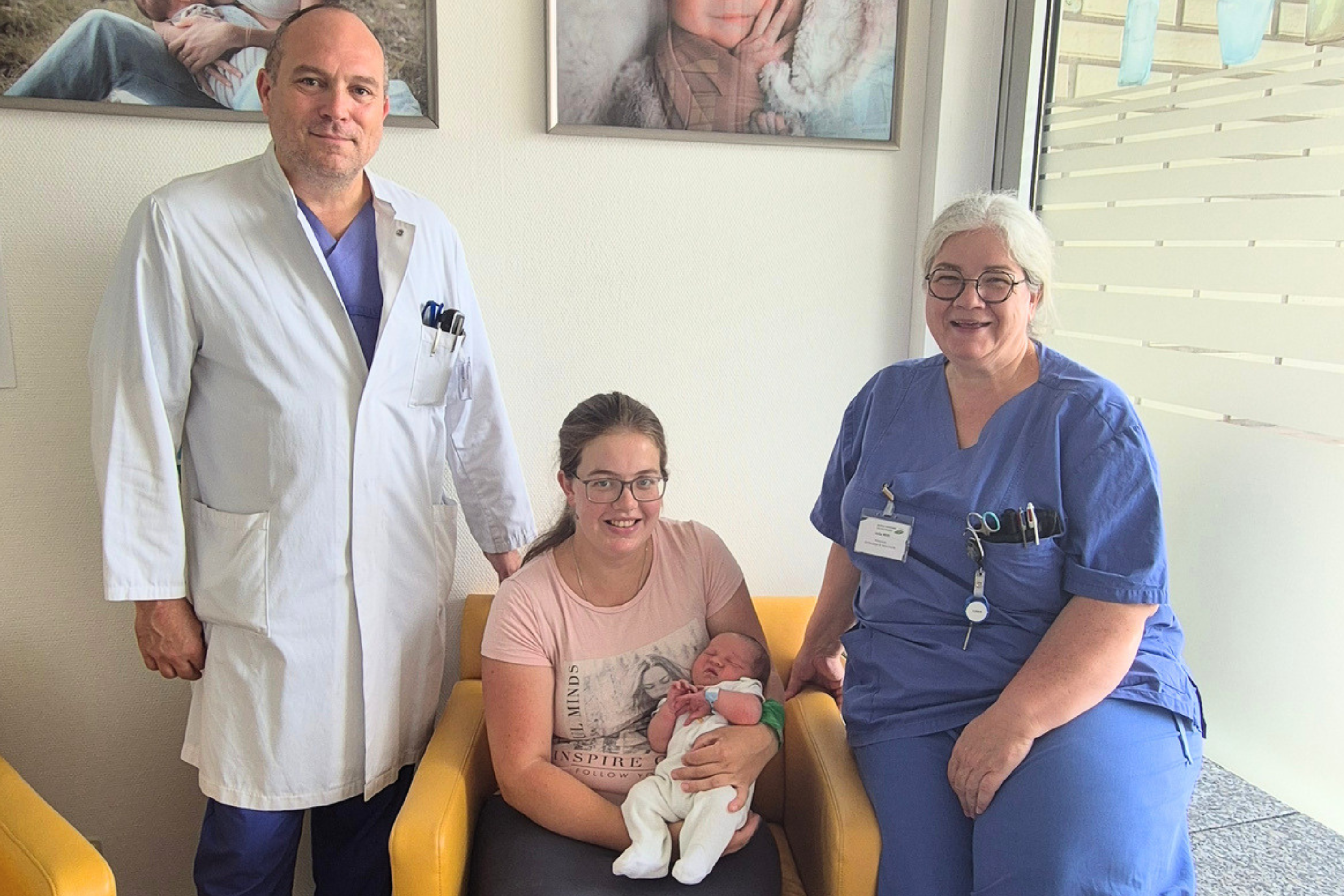PD Dr. Ralph Sascha Baum, Chefarzt der Klinik für Gynäkologie und Geburtshilfe mit Perinatalzentrum Level 1, Alexandra Stein mit ihrem Sohn Jonathan sowie Hebamme Julia Witt.